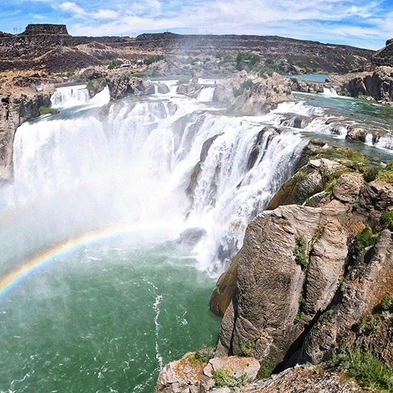 Alongside Hell's Canyon, and the Bruneau Sand Dunes, the Shoshone Falls offer breathtaking views in Idaho.